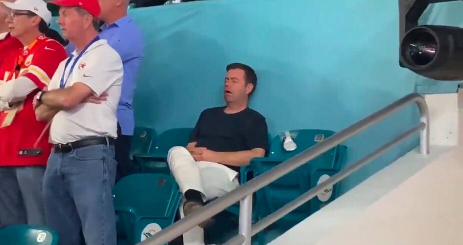 Image principale de l'article Un homme fait une sieste au Super Bowl