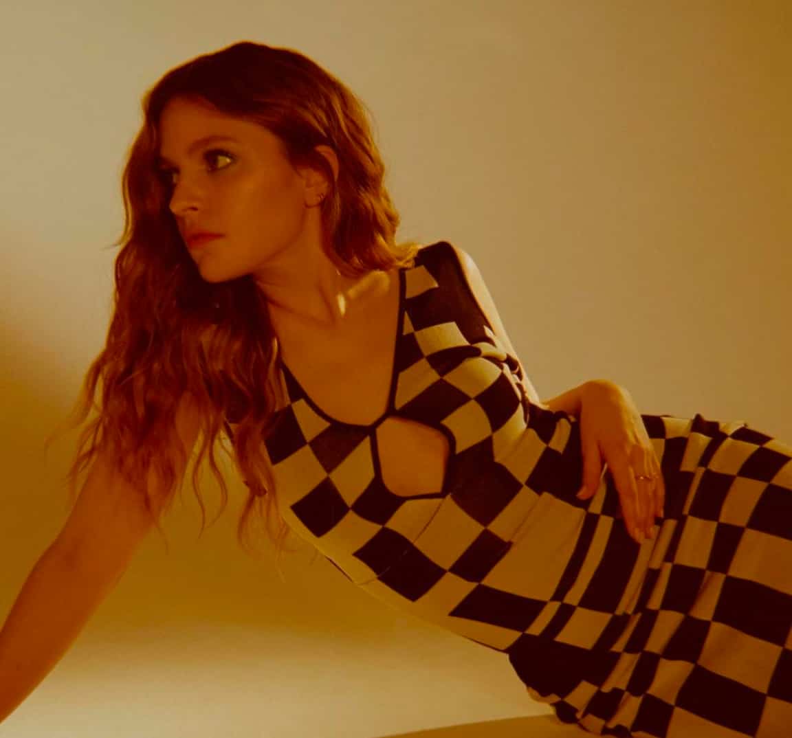 Sarah-Jeanne Labrosse dans un photoshoot sexy