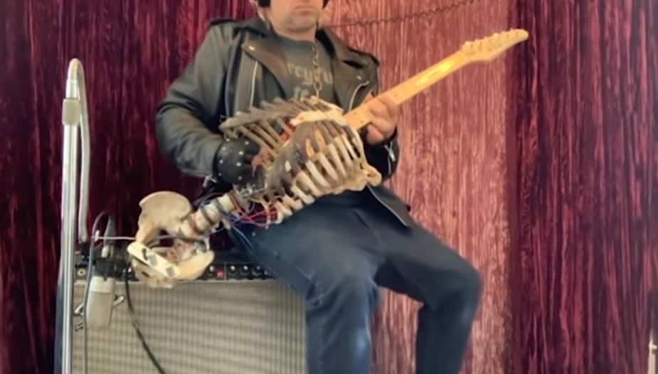 Image principale de l'article Il transforme le squelette de son oncle en guitare