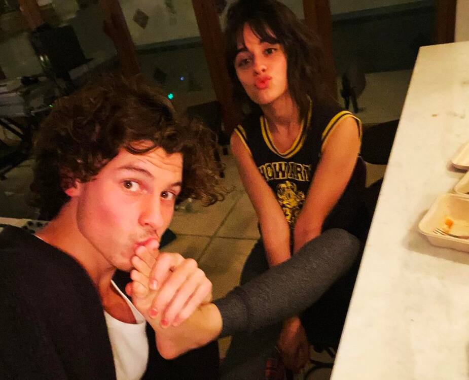 Image principale de l'article Shawn Mendes a embrassé des pieds