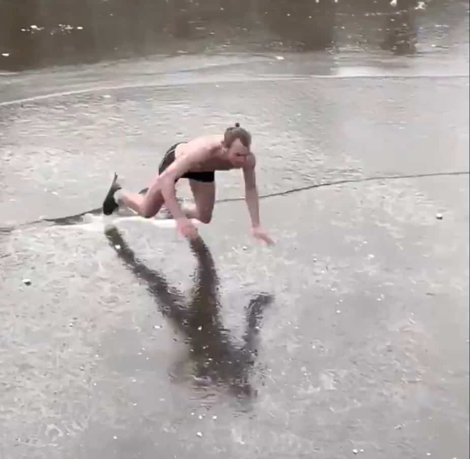 Image principale de l'article Un homme en patins chute de façon spectaculaire