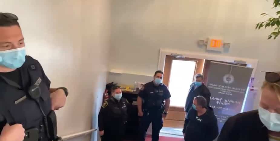 Image principale de l'article Un pasteur chasse des policiers de son église