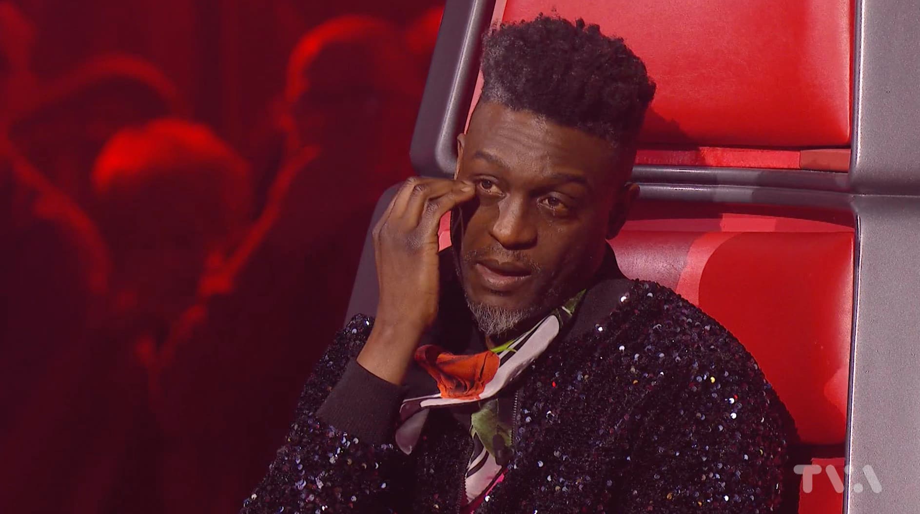 Ému, Corneille fond en larmes 