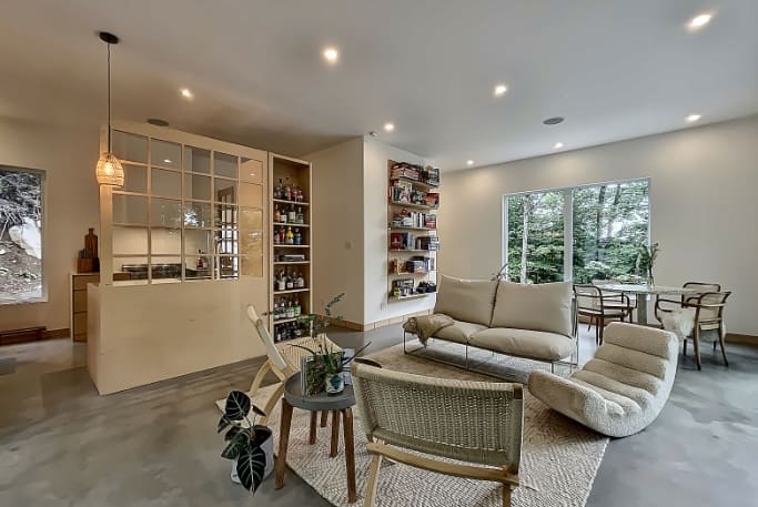 Une superbe maison minimaliste en forêt pour 799k$