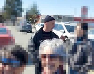 El Sr. Audet fue amonestado por el tribunal por negarse a llevar mascarilla durante una manifestación, a pesar de la emergencia sanitaria y de la advertencia de la policía.