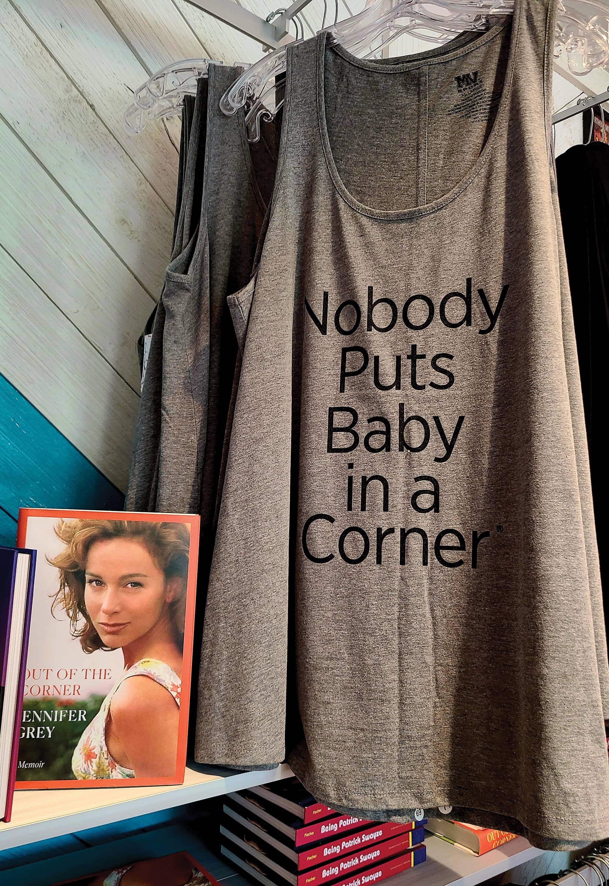 Pour les 35 ans de Dirty Dancing, le Mountain Lake Lodge a ouvert une toute nouvelle boutique où les fans peuvent s’offrir des chandails avec des répliques cultes du film, ou les mémoires de Jennifer Grey.