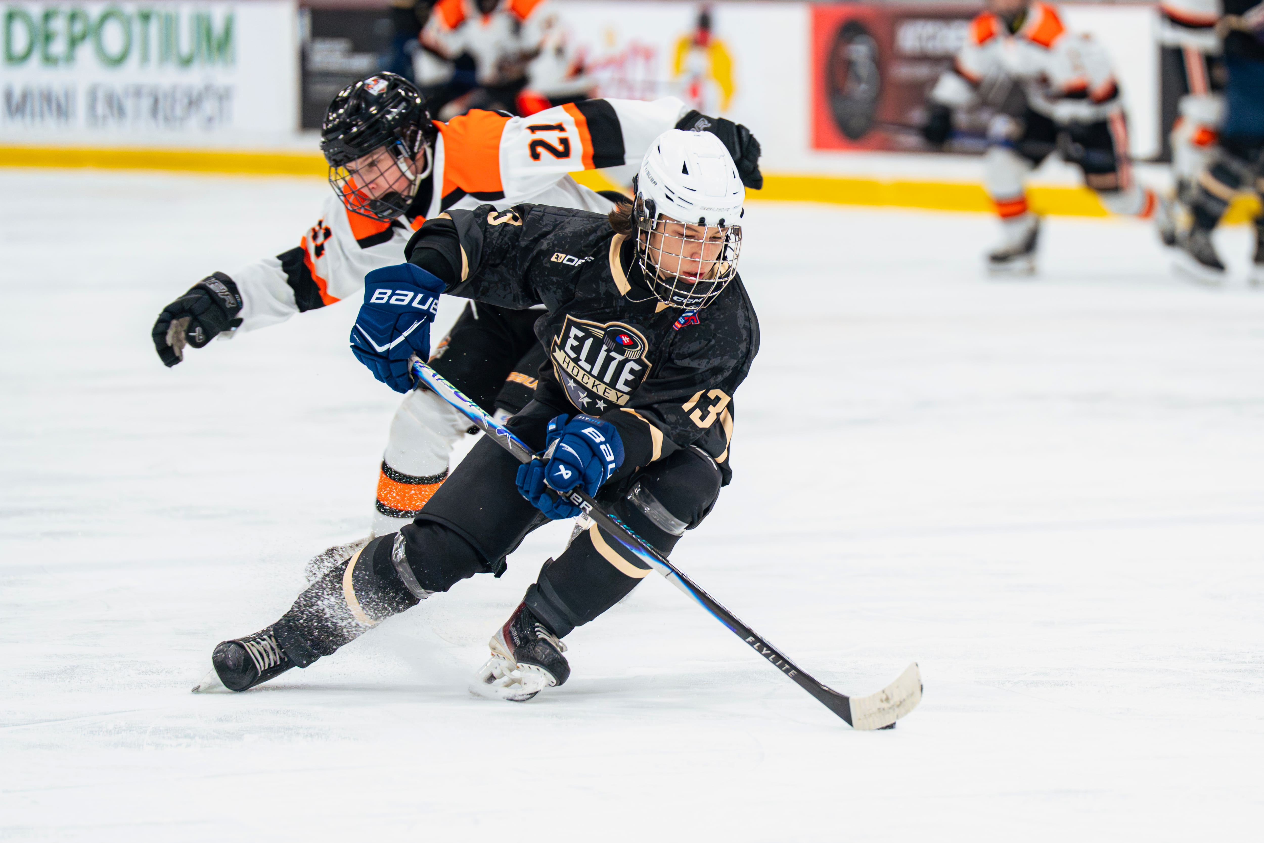 Simon Hamm, 15 anos, evoluiu com a equipe Elite Hockey da Eslováquia, no dia 17 de fevereiro de 2026 em Laval, durante a primeira edição do Tournoi International de Hóquei M15 de Grand Montréal. O jogador de hóquei compte Juraj Slafkovsky parmi seus modelos principais.