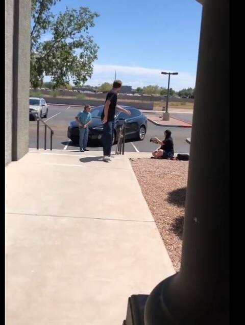 Arizona: Sacó su arma para asustar a los pequeños patinadores