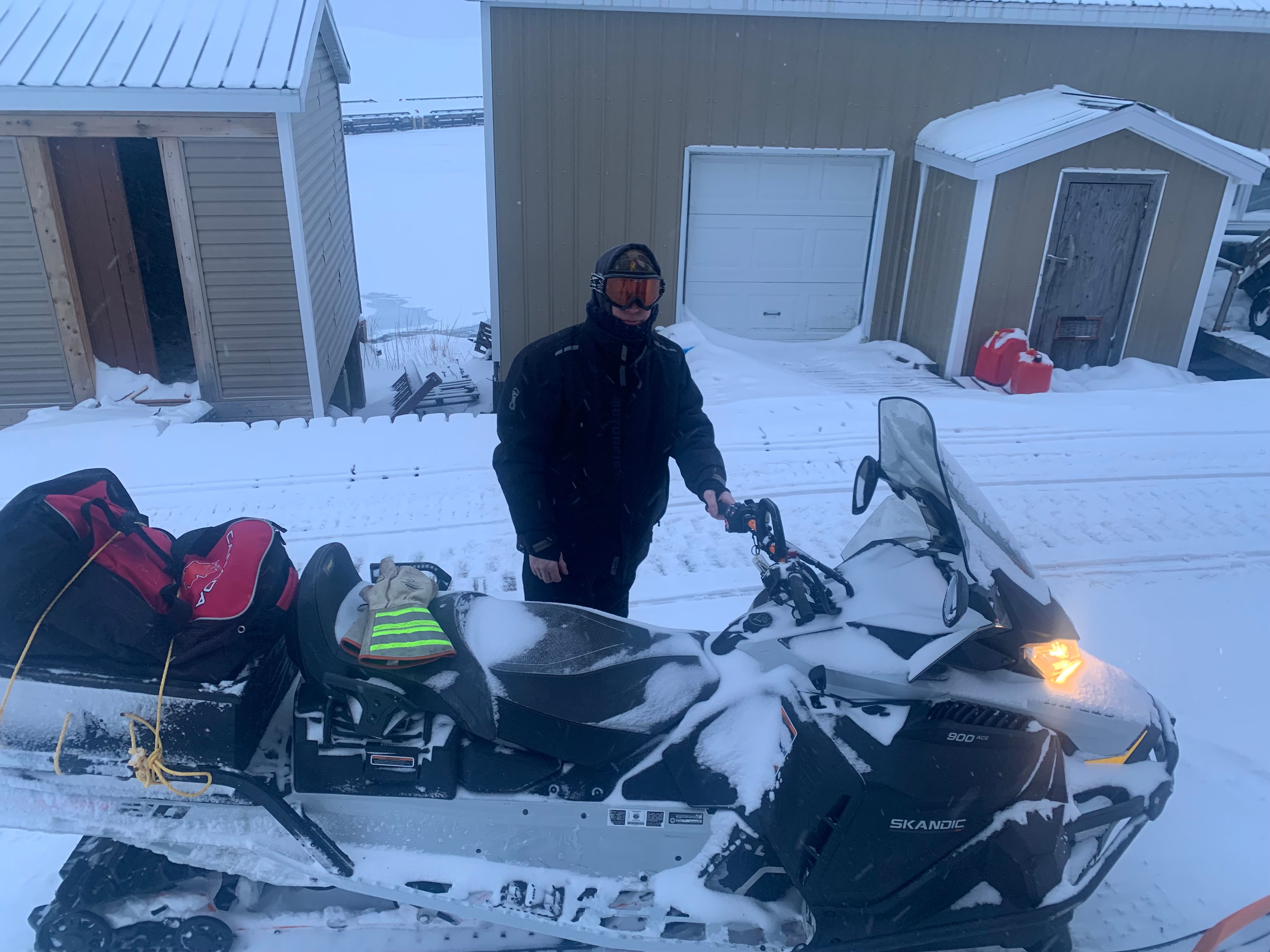 Kelly Bobbitt deixou a vila de Harrington Harbour em motoneige, no dia 28 de janeiro de 2026, para eventualmente ajudar na partida entre o Canadá e o Avalanche do Colorado na noite de empréstimo, em Montreal.