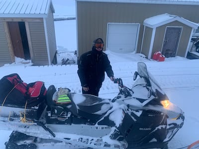 Kelly Bobbitt deixou a vila de Harrington Harbour em motoneige, no dia 28 de janeiro de 2026, para eventualmente ajudar na partida entre o Canadá e o Avalanche do Colorado na noite de empréstimo, em Montreal.