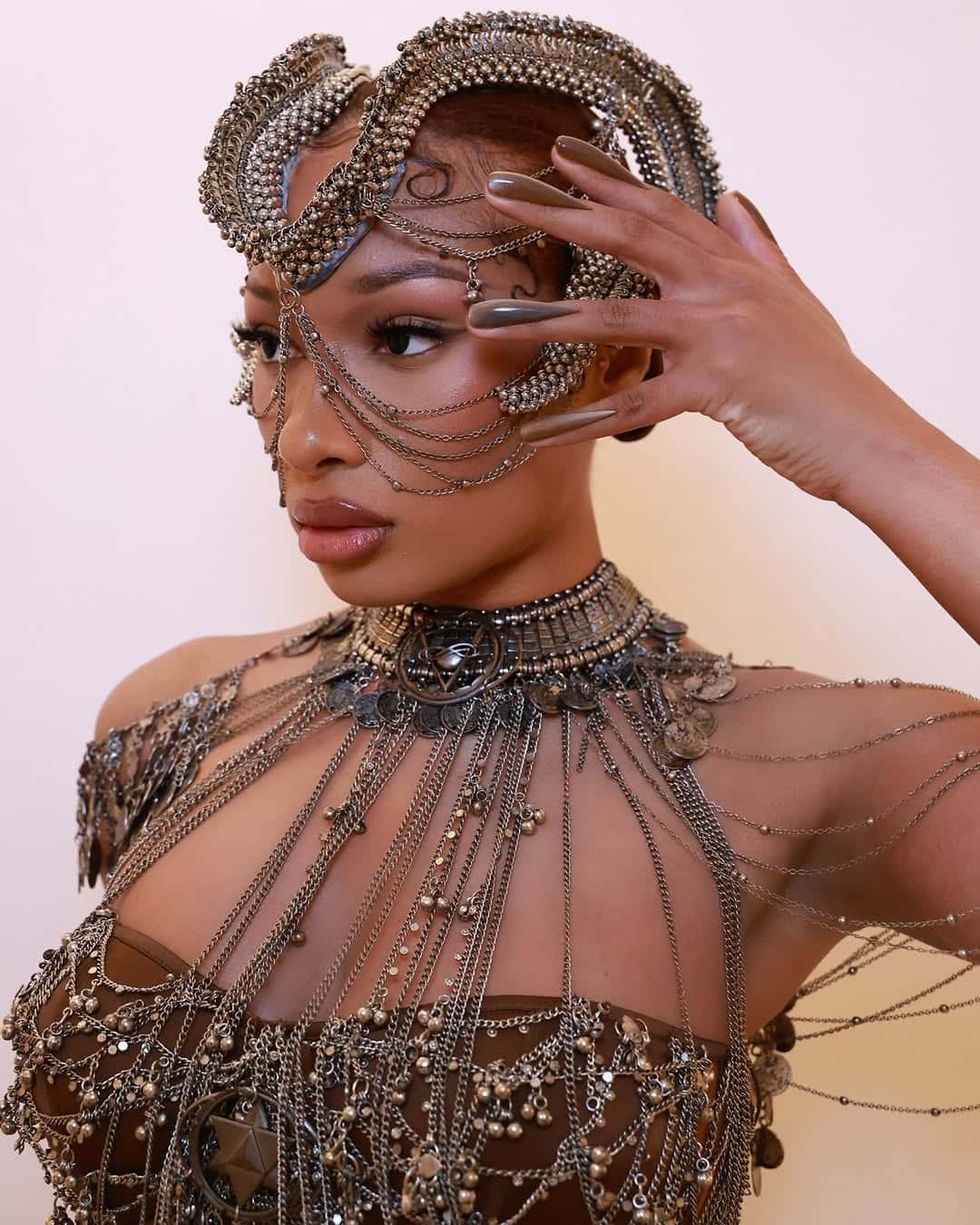 Une manucure futuriste et étrange enflamme le web