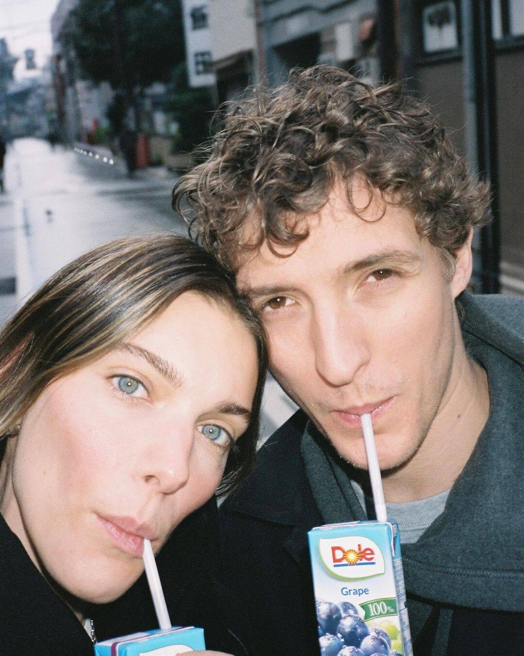 Le couple fait tourner les têtes à Paris