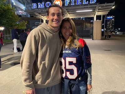 Tyler Snead con su madre, Michelle, el 19 de septiembre de 2025, en Toronto, después de una victoria de los Alouettes en BMO Field.