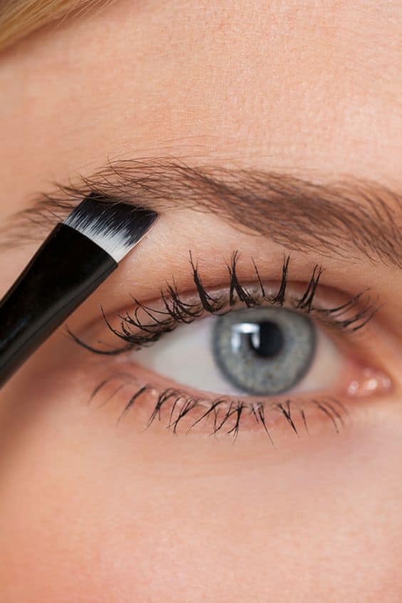 Sourcils fins: cette forme rajeunit instantanément