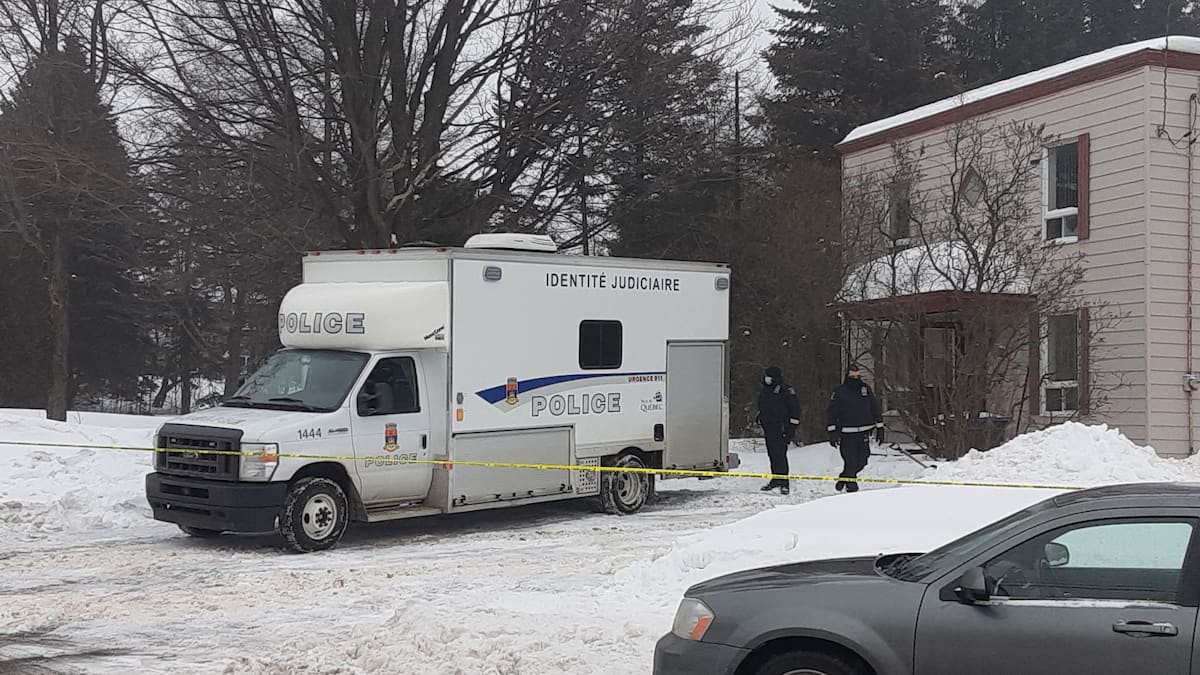Les policiers enquêtent près d'une résidence à Lévis