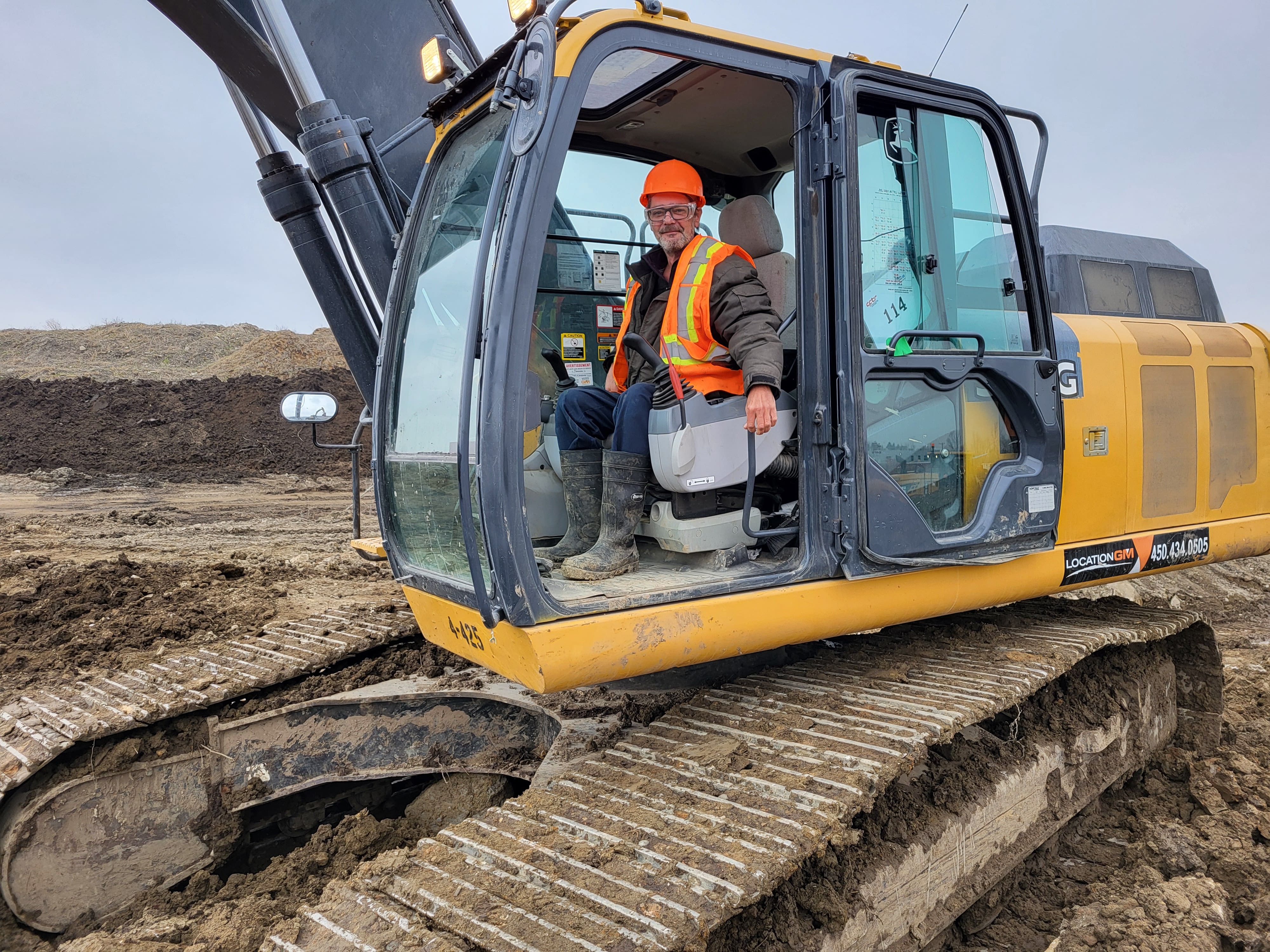 &laquo;Je voulais creuser partout&raquo;: de journaliste &agrave; op&eacute;rateur de pelle &agrave; 53 ans, il a l&rsquo;appel de la pelle