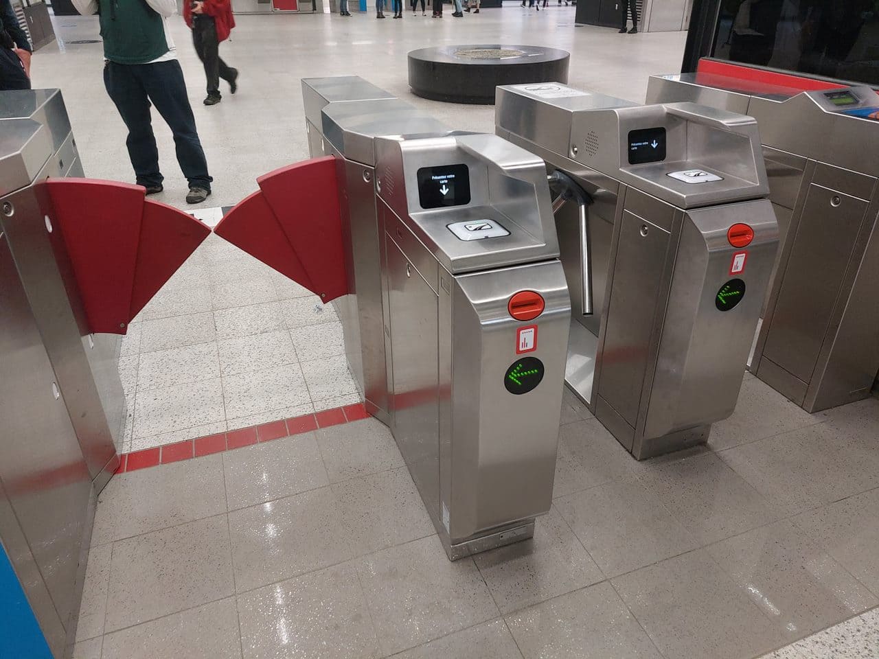 Les tourniquets du métro de Montréal accepteront bientôt les cartes