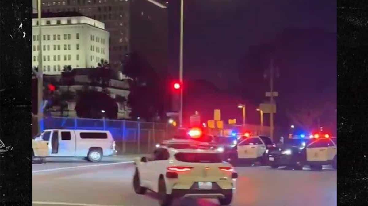 Une voiture autonome passe au milieu d’une confrontation policière comme si de rien n'était