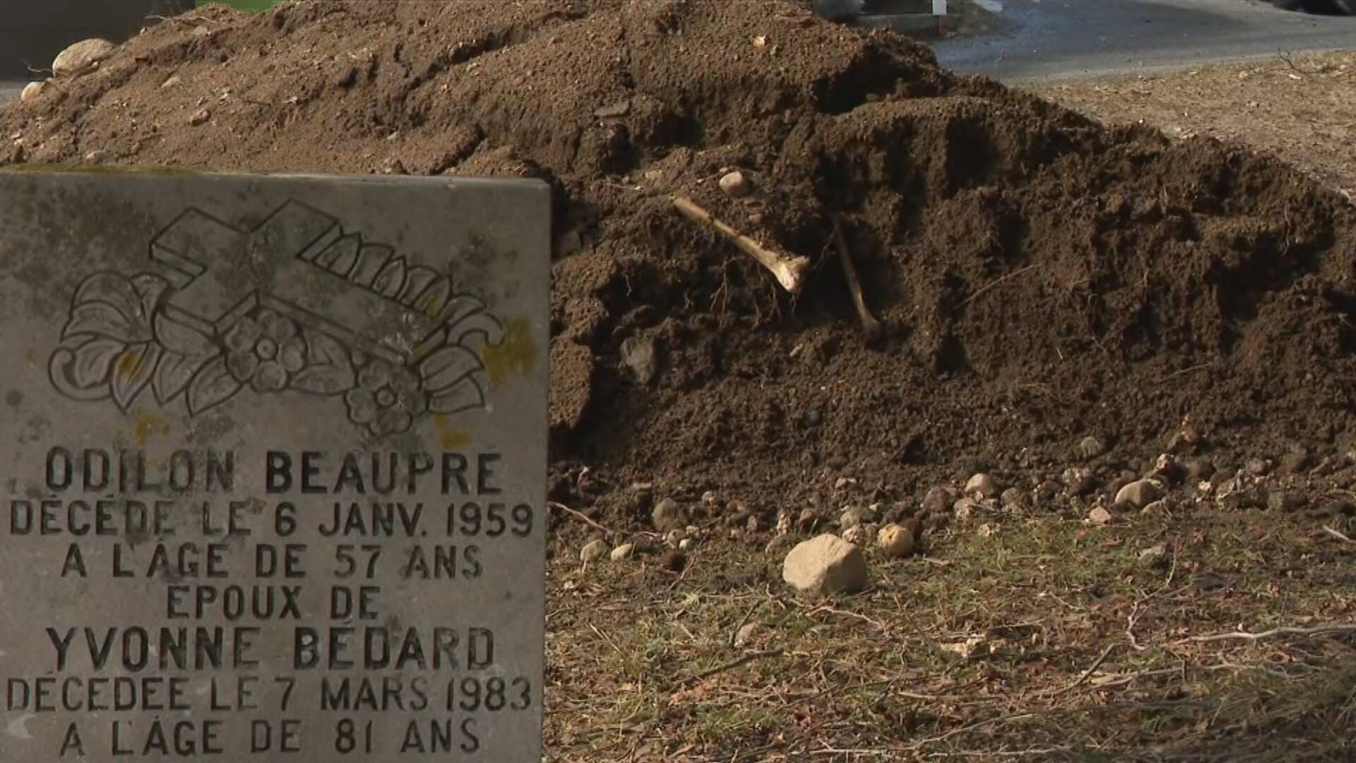 Des ossements humains à découvert dans un cimetière de Québec TVA