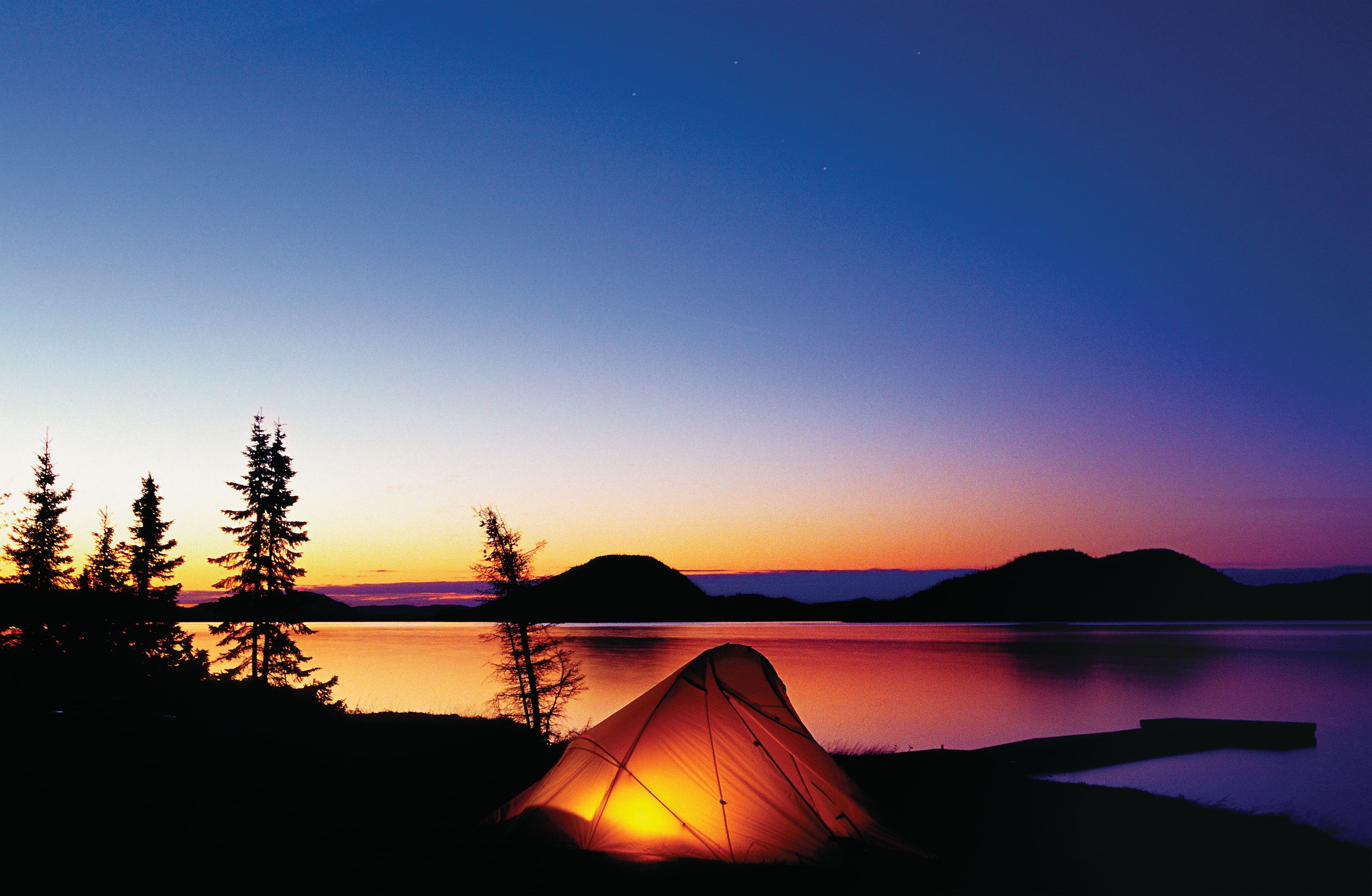 Coucher de soleil, vue sur le lac Jacques-Cartier, région de Québec