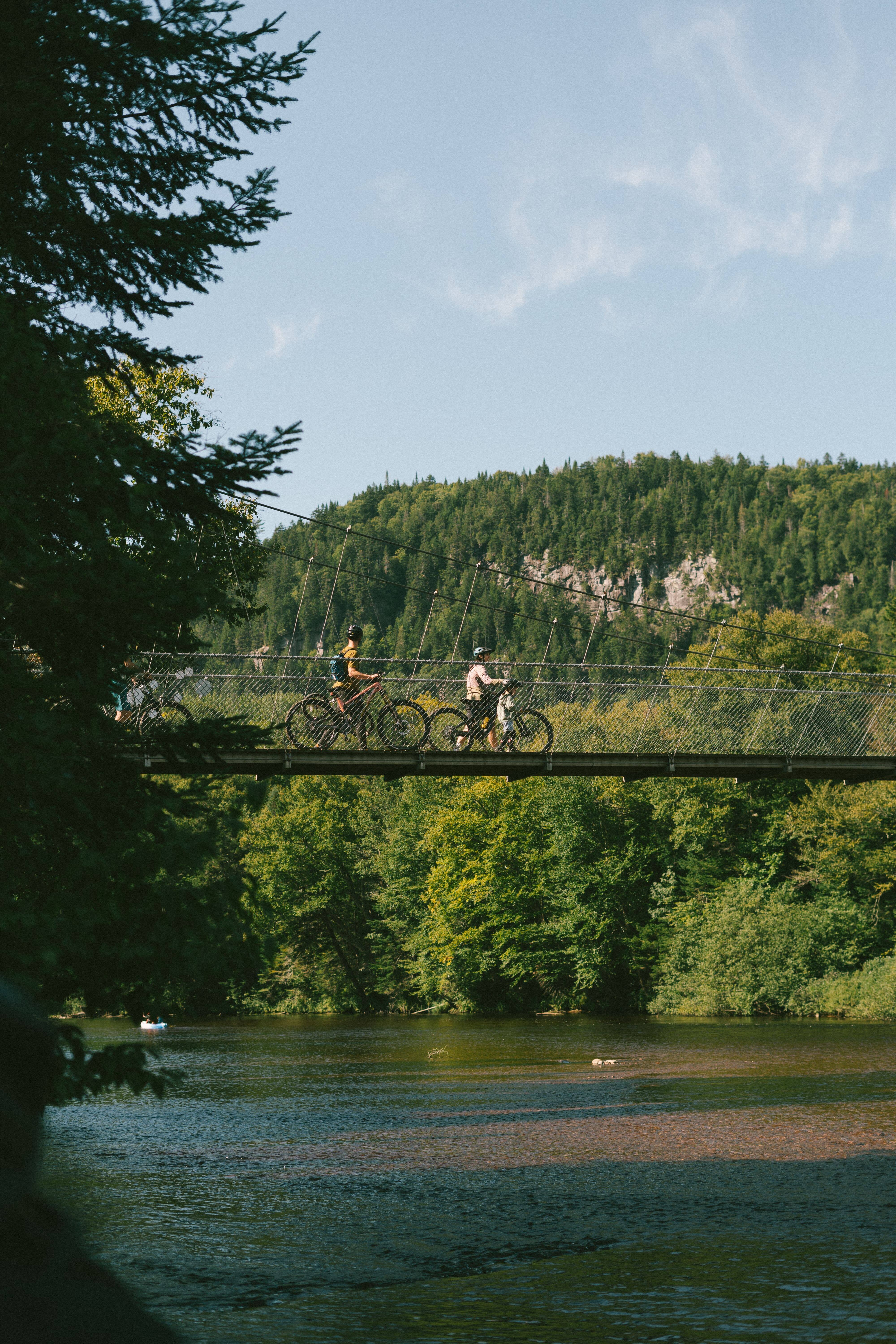 Pont suspendu au-dessus du Bras du Nord (rivière Sainte-Anne), région de Québec