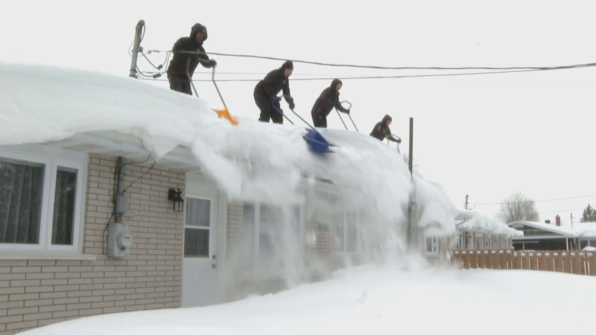Accumulation de neige Quand doiton déneiger sa toiture? TVA Nouvelles