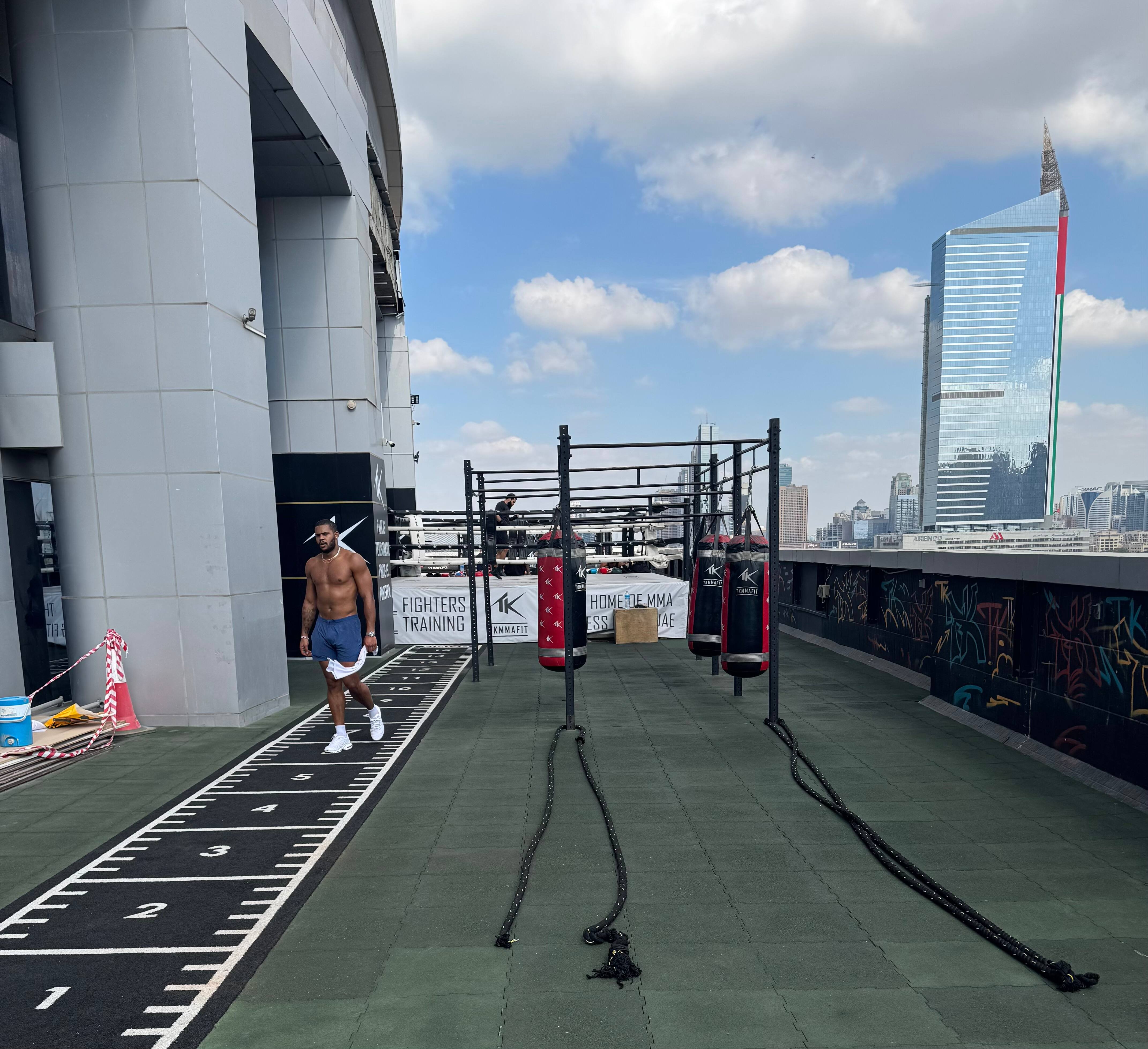 O jogador de Alouettes Tyrell Richards foi reencontrado pelo co-equipe Geoffrey Cantin-Arku para ser contratado durante duas semanas em Dubai, nos Emirados Árabes Unidos, em janeiro de 2026.