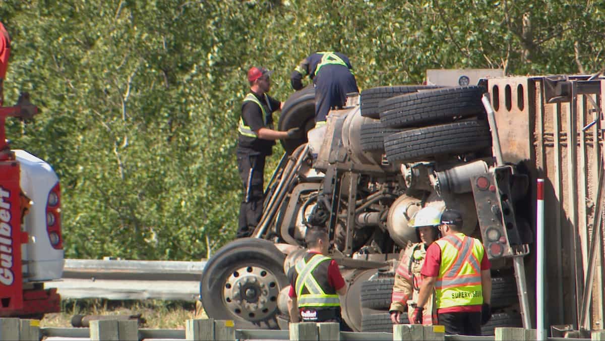 Mauricie: une remorque de porcs renversée sur l'autoroute