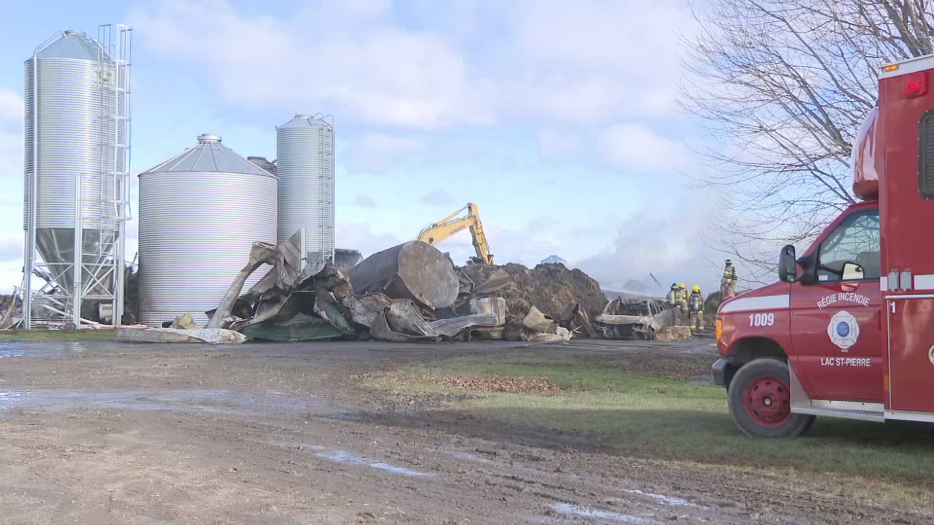 Une étable complètement détruite dans un incendie TVA Nouvelles