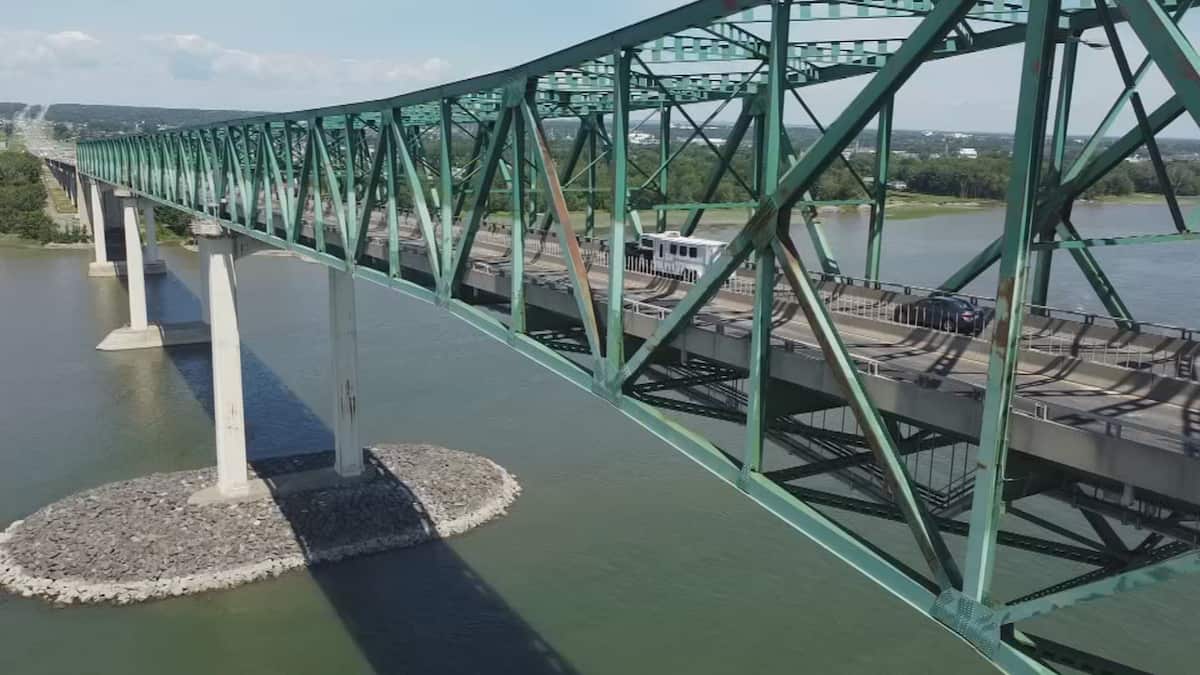 Des barrières antisuicide demandées sur le pont Laviolette TVA Nouvelles Des barrières antisuicide demandées sur le pont Laviolette TVA Nouvelles