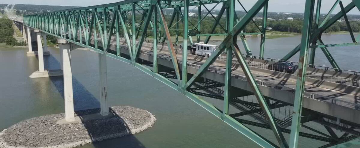 Des Barri res Anti suicide Demand es Sur Le Pont Laviolette JDQ des-barri-res-anti-suicide-demand-es-sur-le-pont-laviolette-jdq