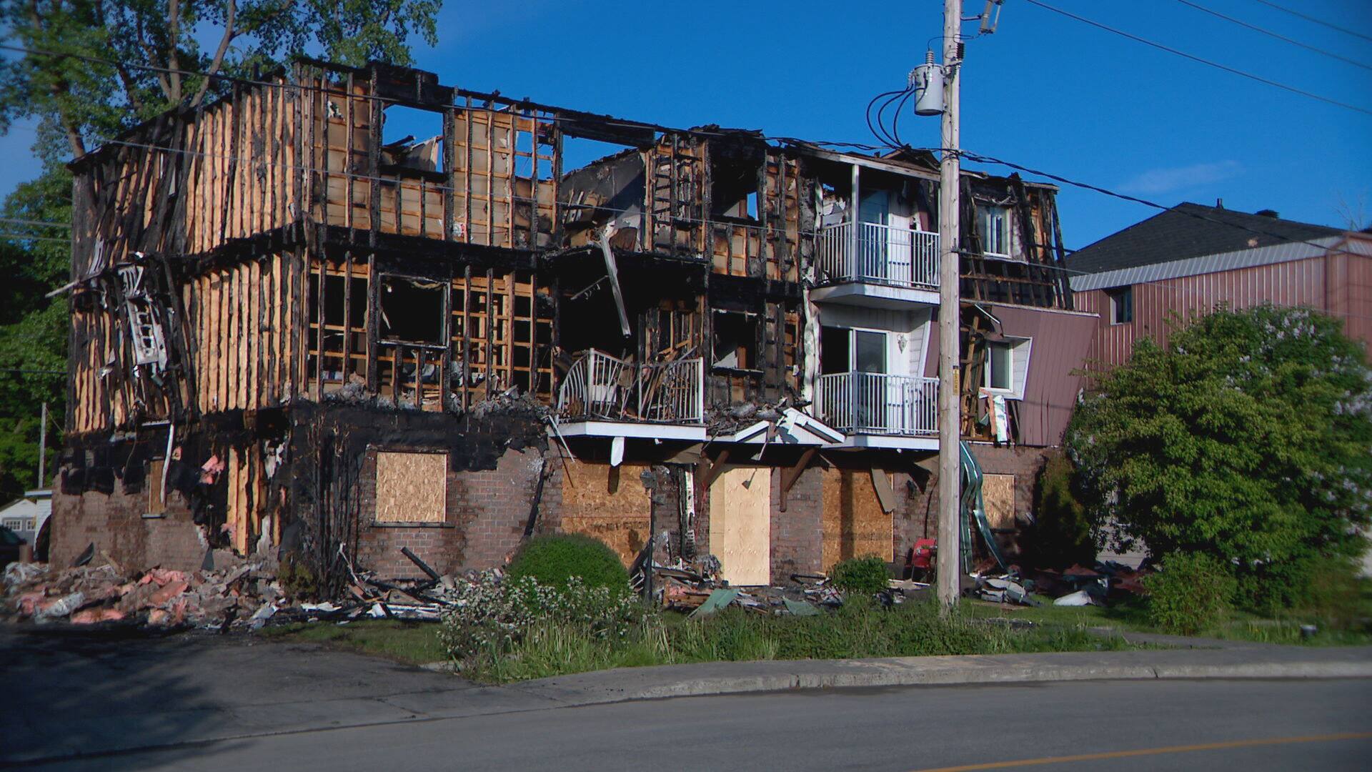 EN IMAGES | Un violent incendie jette six familles &agrave; la rue &agrave; Trois-Rivi&egrave;res
