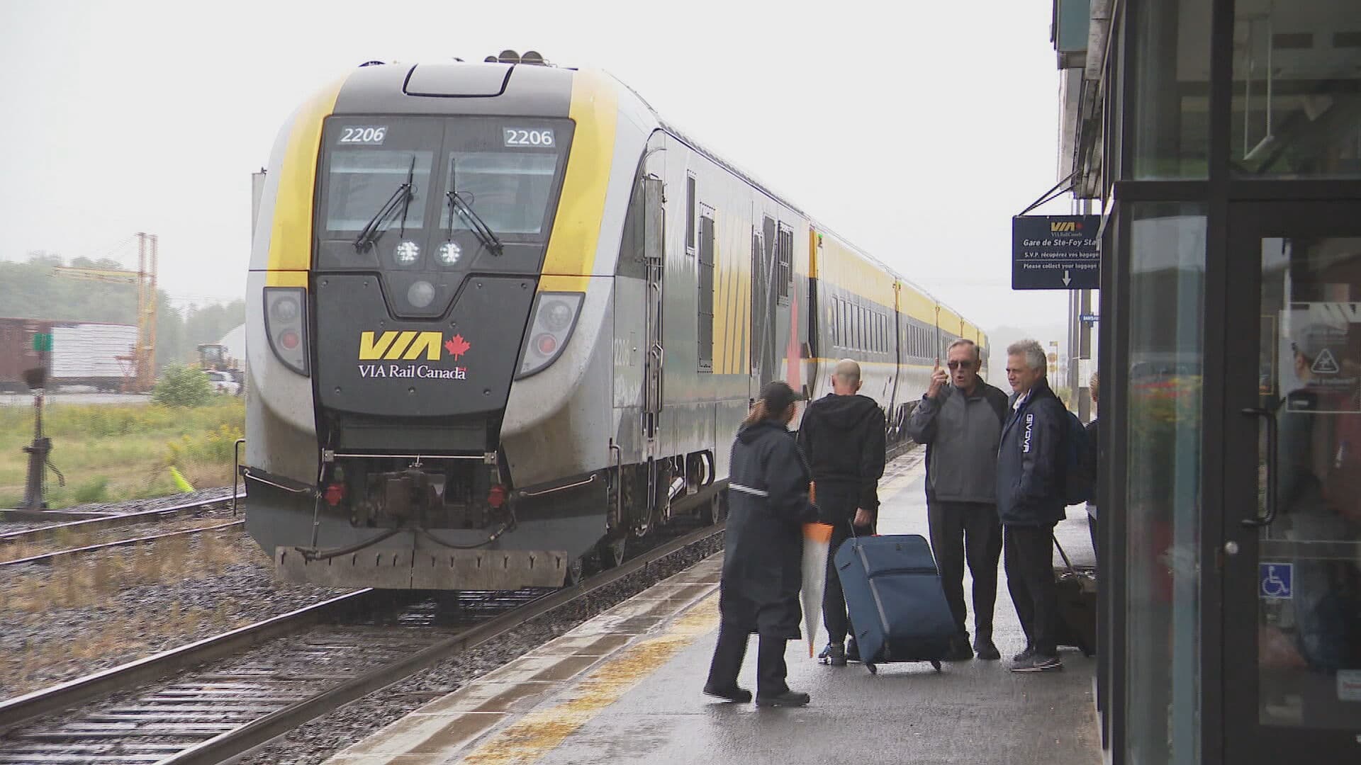 モントリオール-ケベック間：VIA鉄道の列車内で乗客が14時間立ち往生
