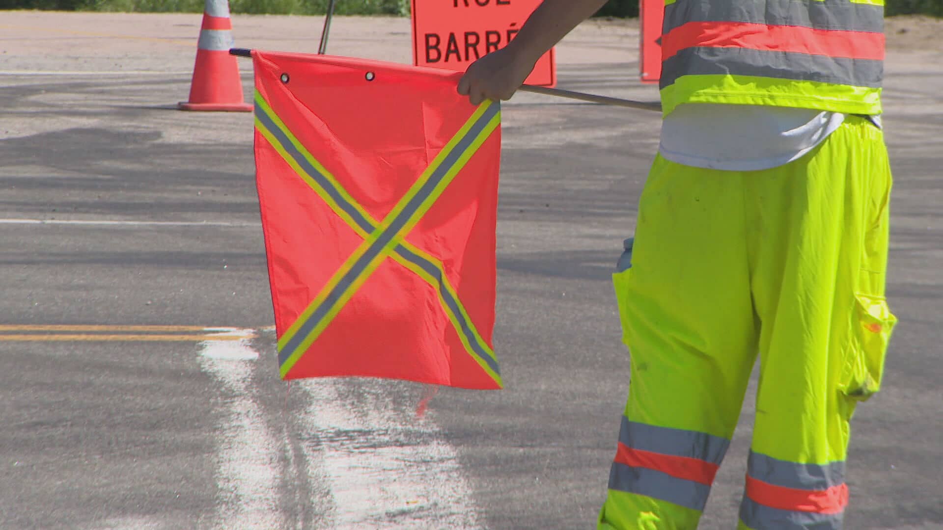 Un signaleur routier happé deux fois en un mois au Saguenay | TVA Nouvelles