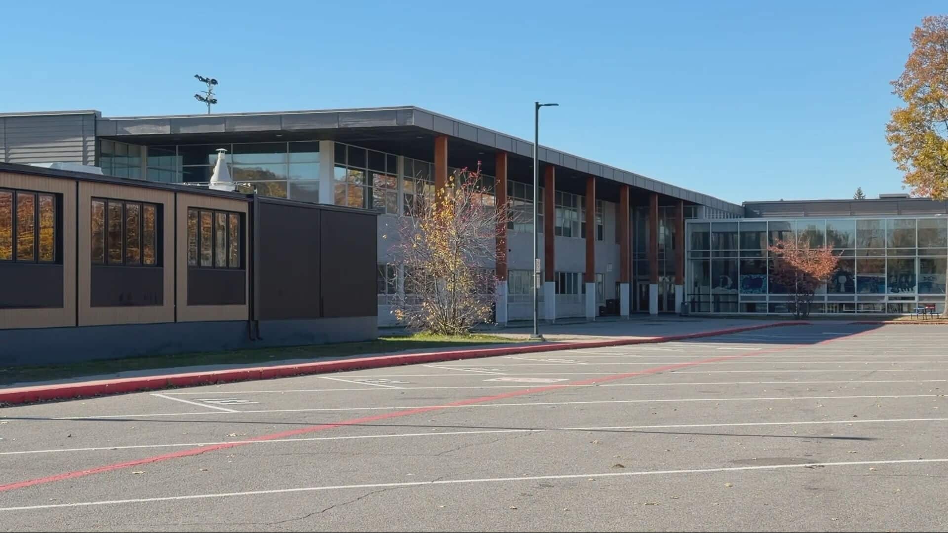 Feux d’artifice, bagarres et attroupements à l’école: les parents en ont assez de la violence à Pincourt