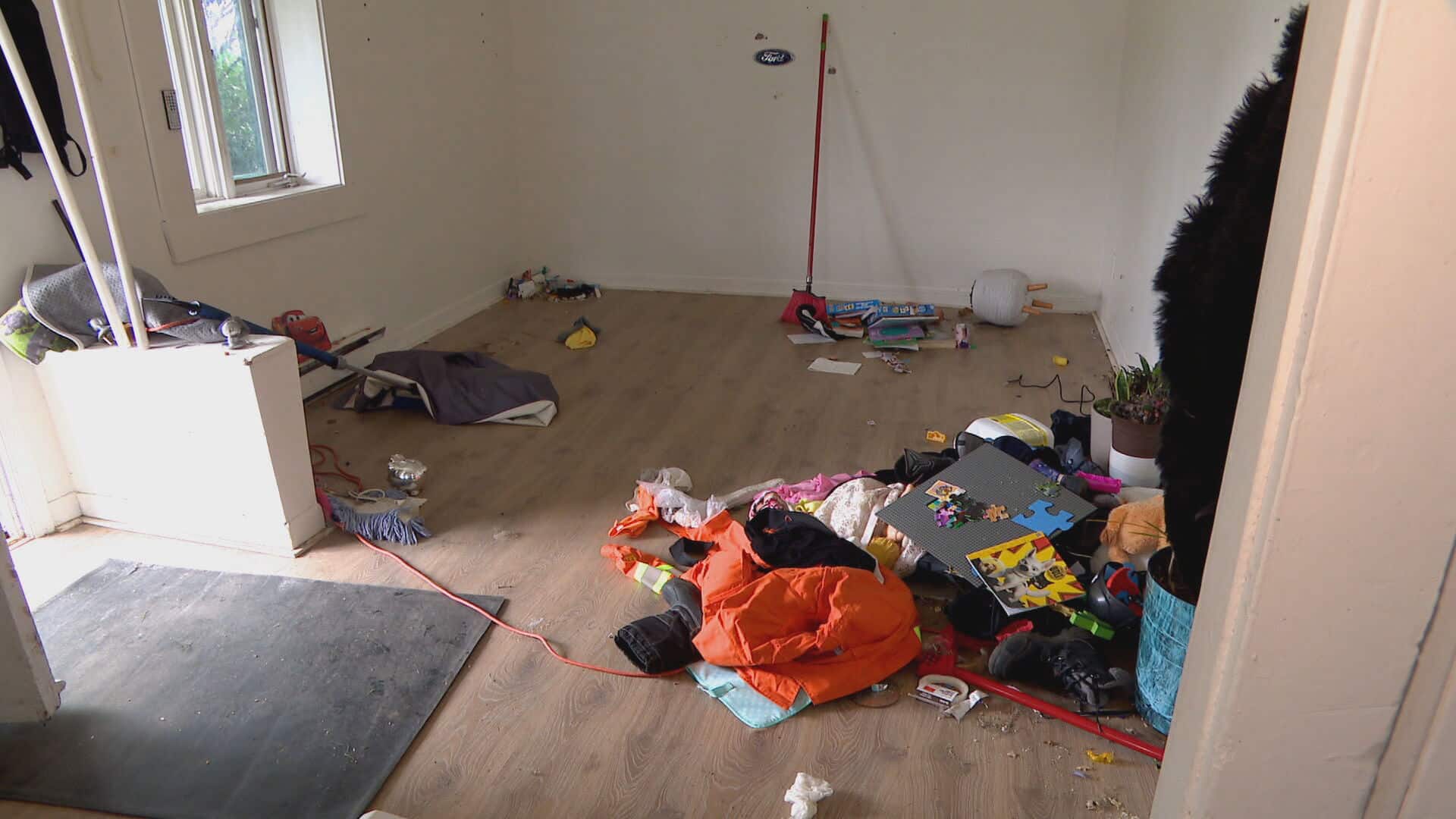 EN IMAGES | Il retrouve son logement saccag&eacute; par ses locataires