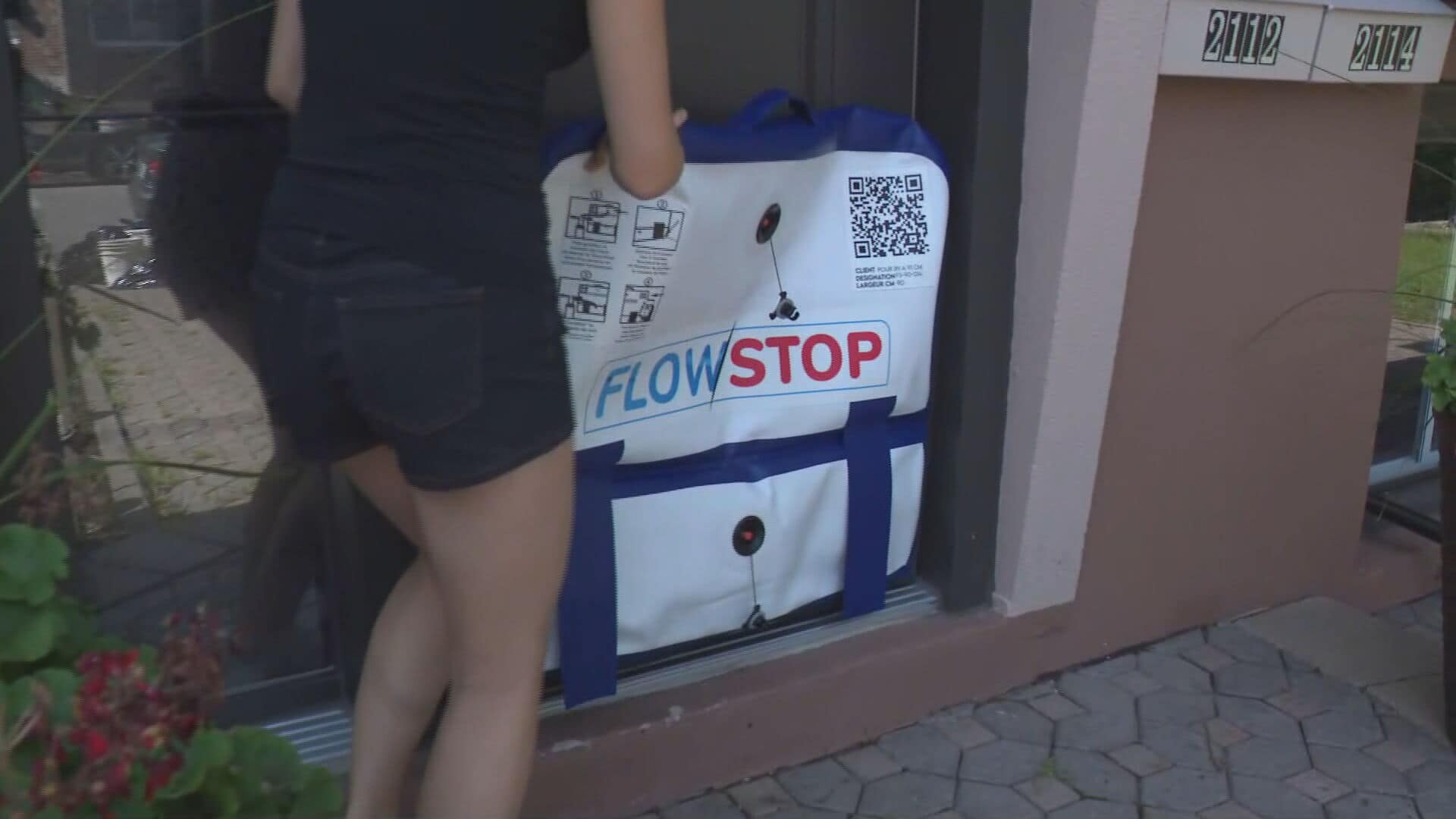 &laquo;&Ccedil;a agit comme une barri&egrave;re&raquo;: ils installent des coussins gonflables pour pr&eacute;venir les inondations