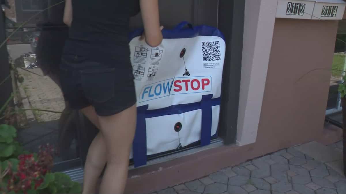 «Ça agit comme une barrière»: ils installent des coussins gonflables pour prévenir les inondations