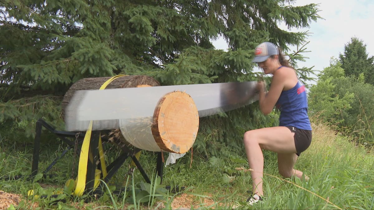 Une athlète québécoise se prépare au Championnat du monde de bûcheronnage sportif