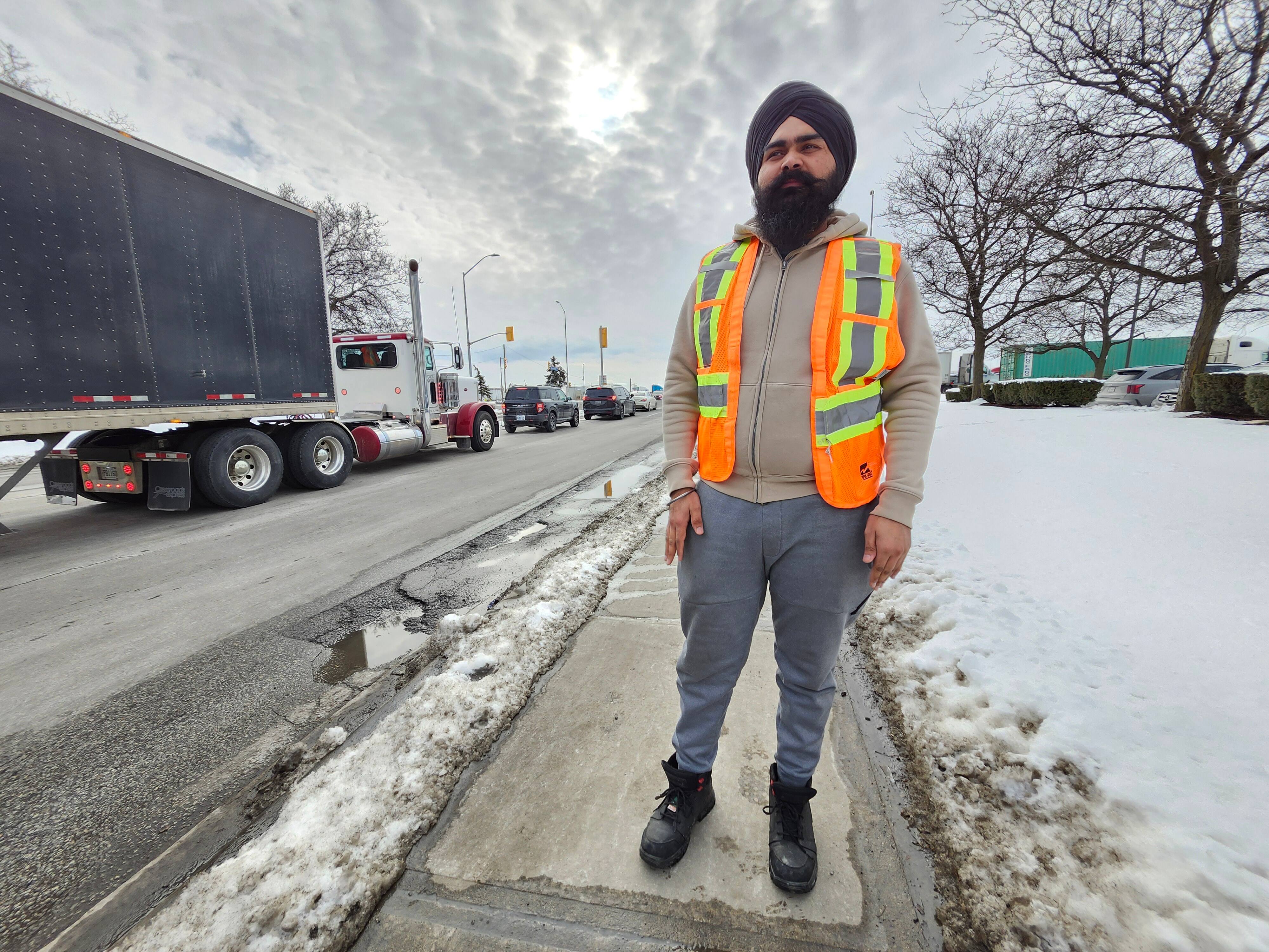 Talvinder Singh mène un combat pour que les camionneurs comme lui qui n’ont pas été payés retrouvent leur argent. Le Journal l’a rencontré à Brampton, en Ontario en mars 2025.