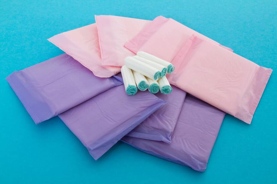 Les tampons et les serviettes sanitaires seront distribuées gratuitement dans les établissements scolaires de la Nouvelle-Zélande. L'an dernier, l'Écosse avait été la première nation à le faire pour ses bâtiments publics.