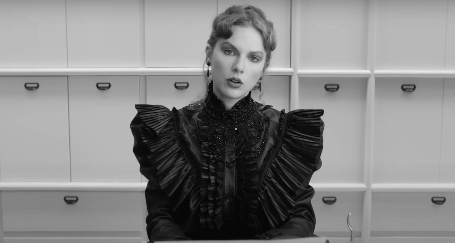 Taylor Swift porte une cr&eacute;ation qu&eacute;b&eacute;coise dans son nouveau clip &laquo;Fortnight&raquo;