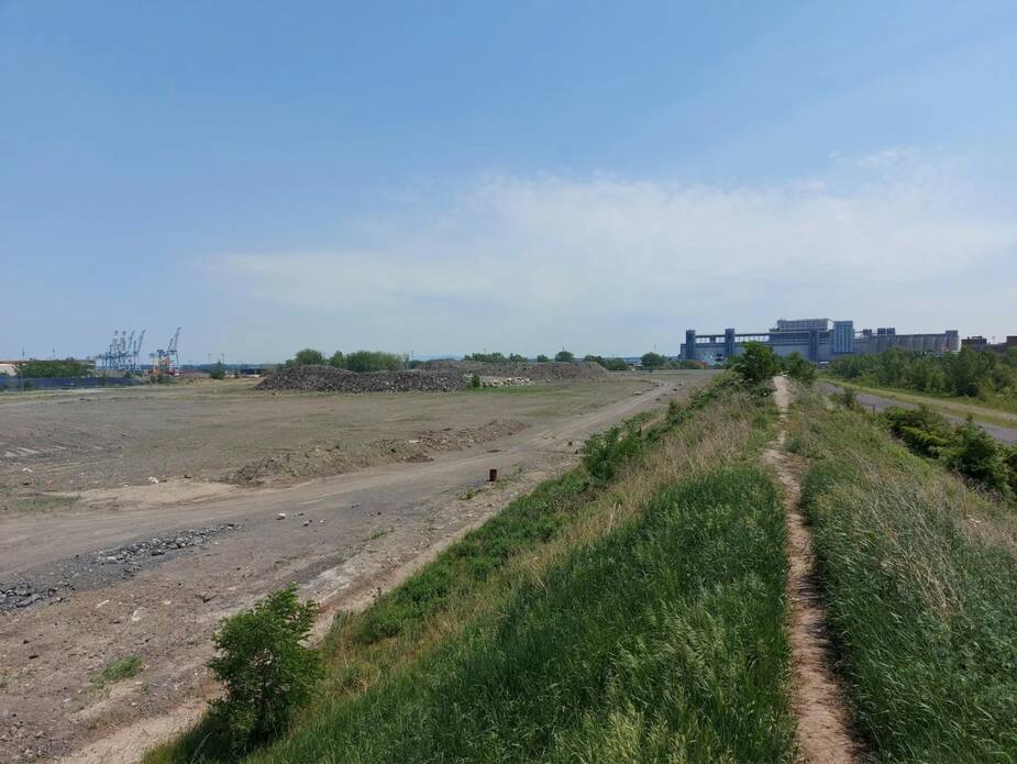 Le terrain vague sur lequel sera construit le projet de Ray-Mont Logistiques, à Mercier–Hochelaga-Maisonneuve