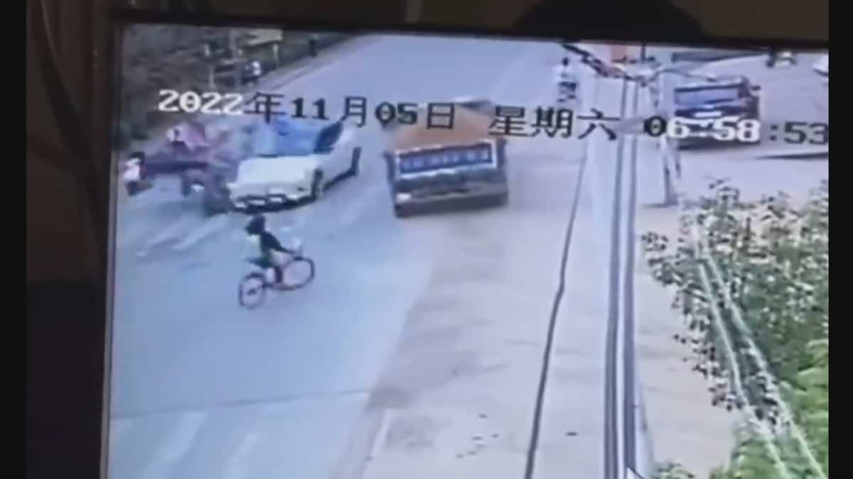 In the video | Out-of-control Tesla hits road users in China In the video | Out-of-control Tesla hits road users in China