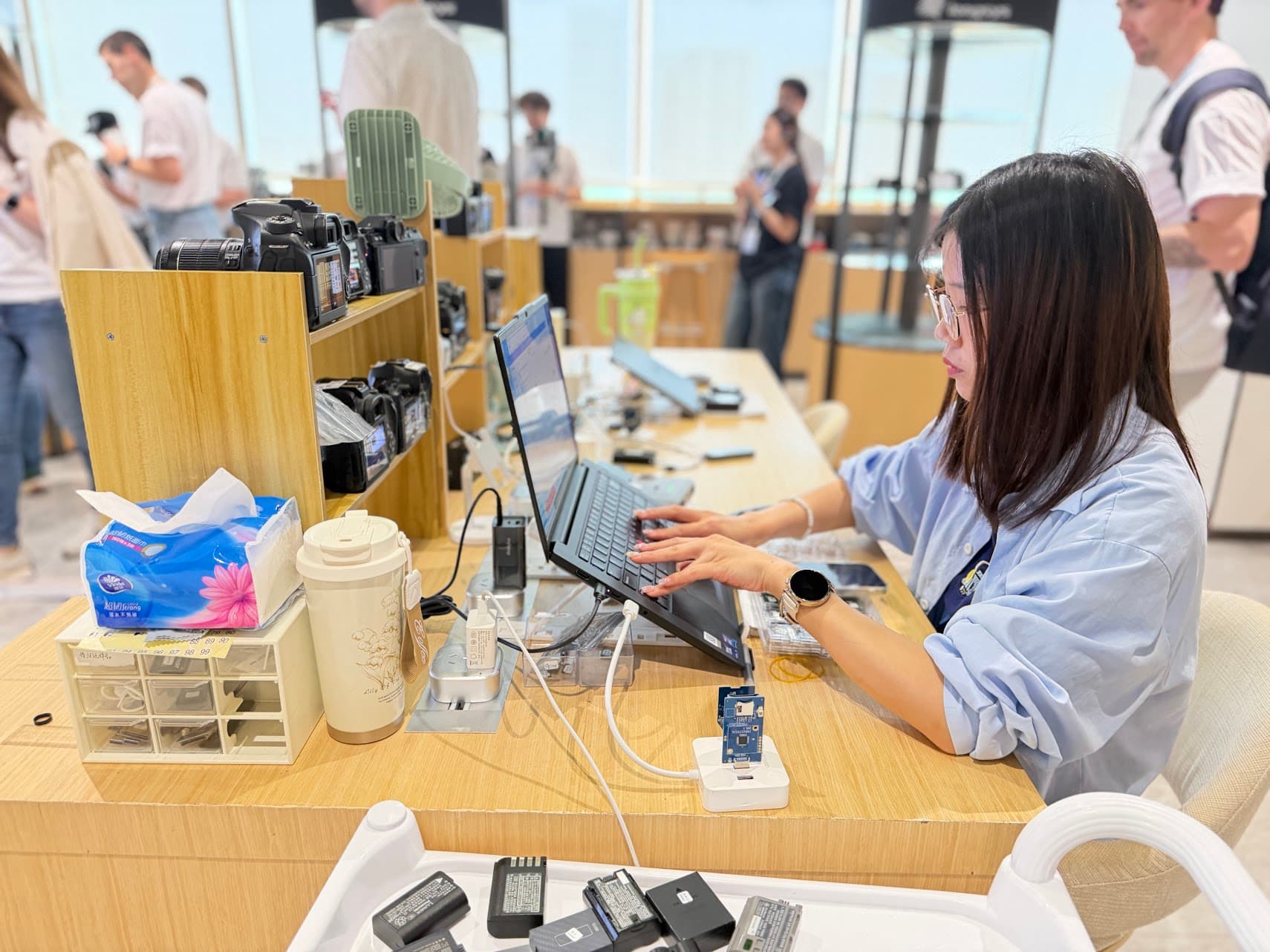 Une employée de Lexar s’assure que les cartes mémoire offrent bien les performances annoncées dans plusieurs appareils différents.