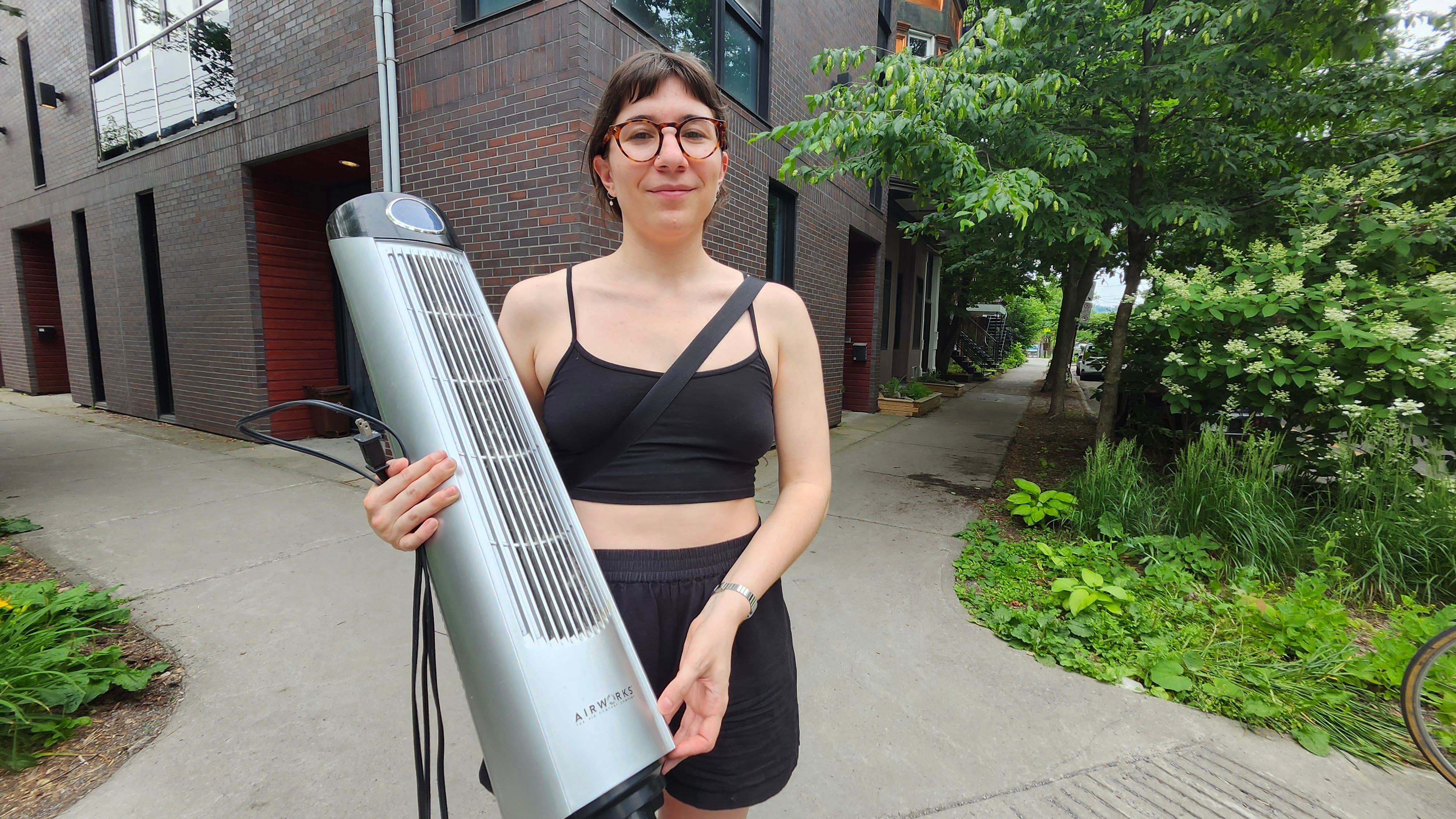 Trina a trouvé ce climatiseur dans une rue du Plateau le 1er juillet 2026. La femme de 29 ans rentrait chez elle pour vérifier s’il fonctionnait quand Le Journal l'a croisé.