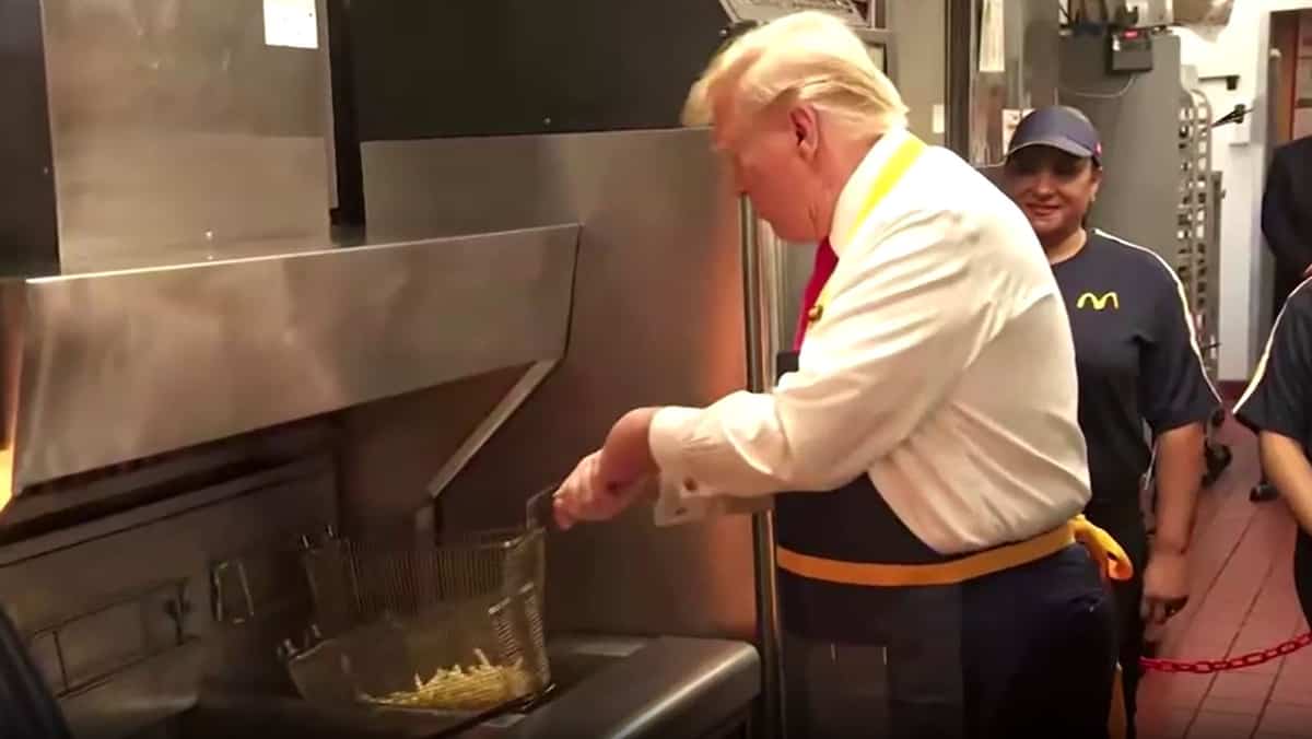 EN VIDÉO | Trump à la friteuse chez McDo dans une opération visant Harris