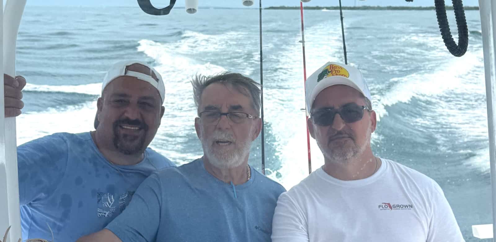 George, Steve et Tony Tsantes sur un bateau le 2 juillet 2026.