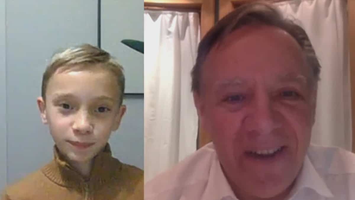 François Legault félicite le premier enfant vacciné