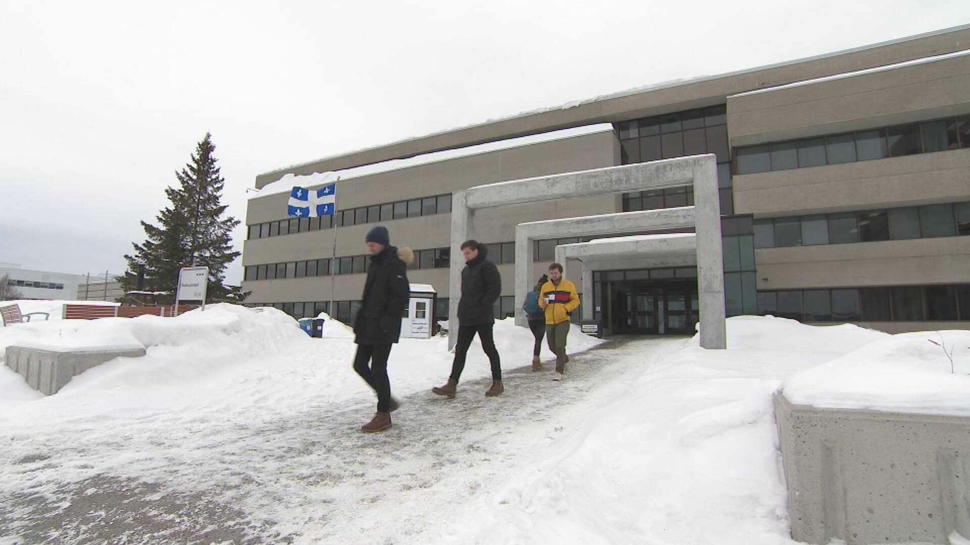 Les écoles du Saguenay suspendent leurs activités | TVA Nouvelles